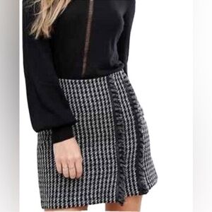 Sisley Women knit lined Frayed With Leather Trim Mini Skirt.size 6